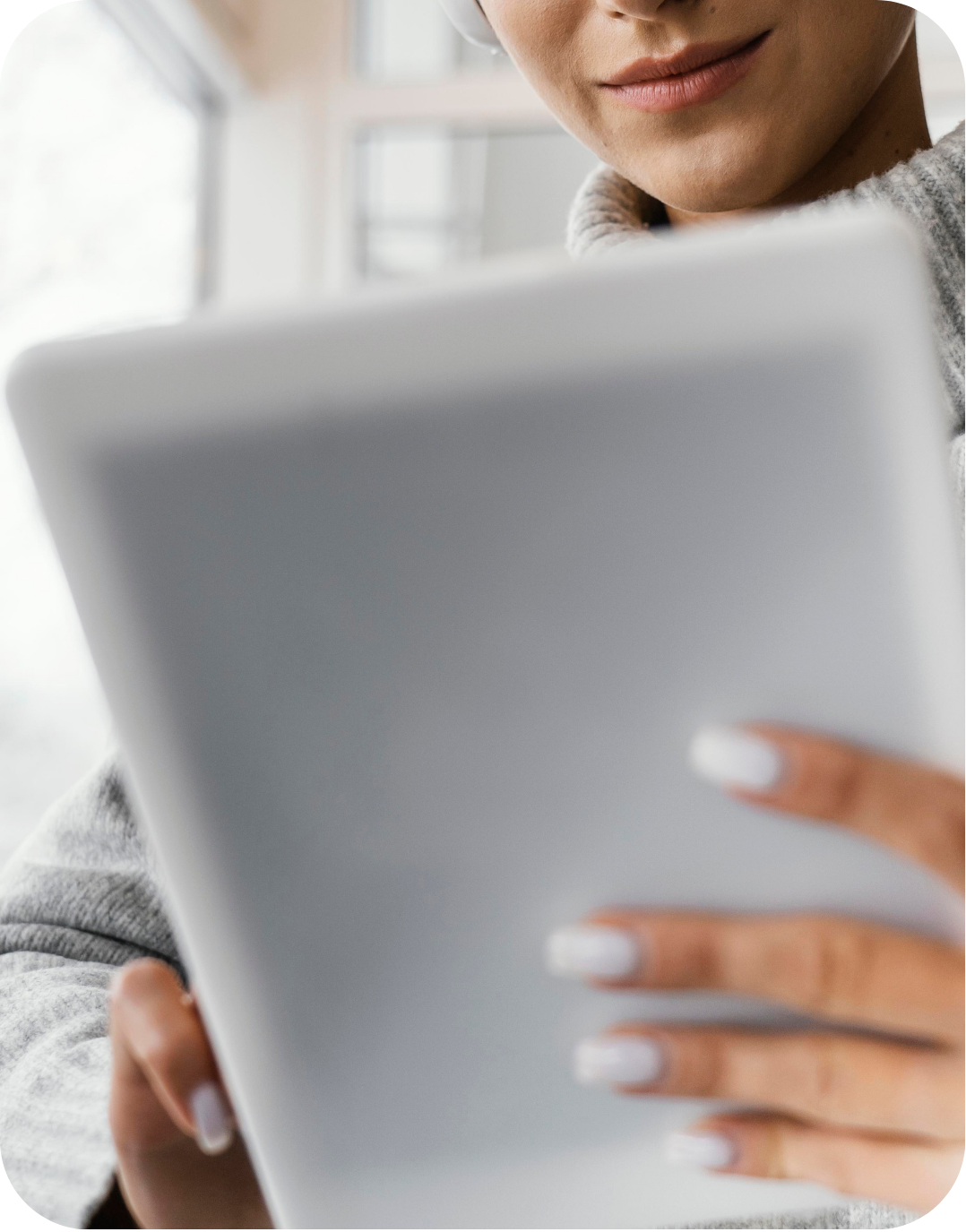 Personne suivant une formation sur une tablette