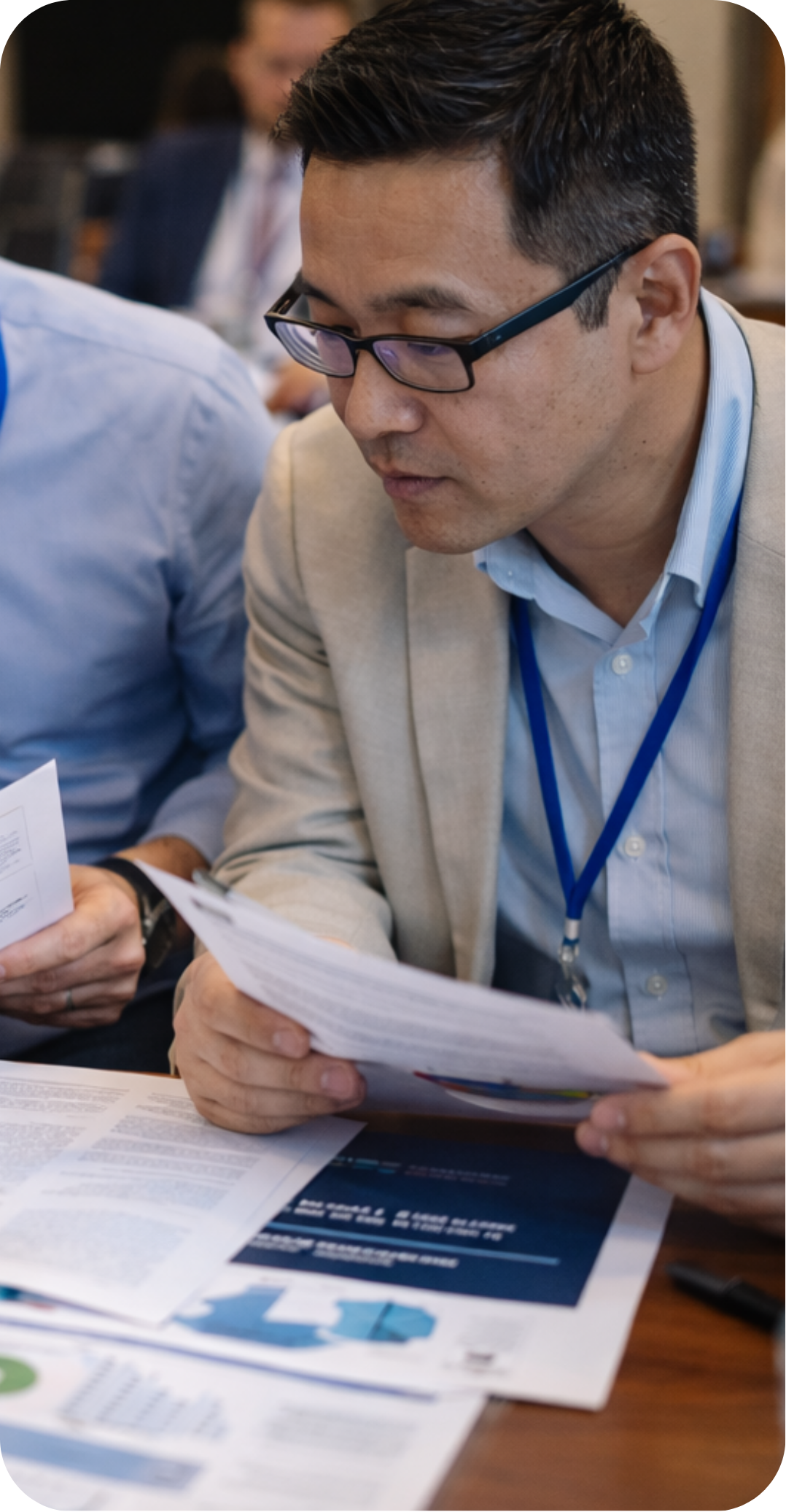 Professionnel consultant les publications de l’Institut