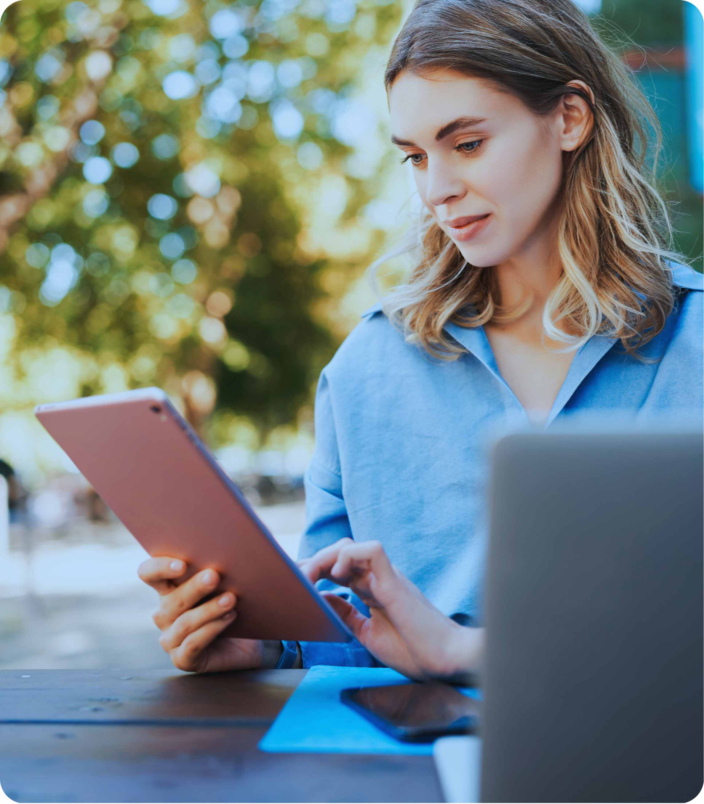 Professionnelle consultant une tablette en extérieur